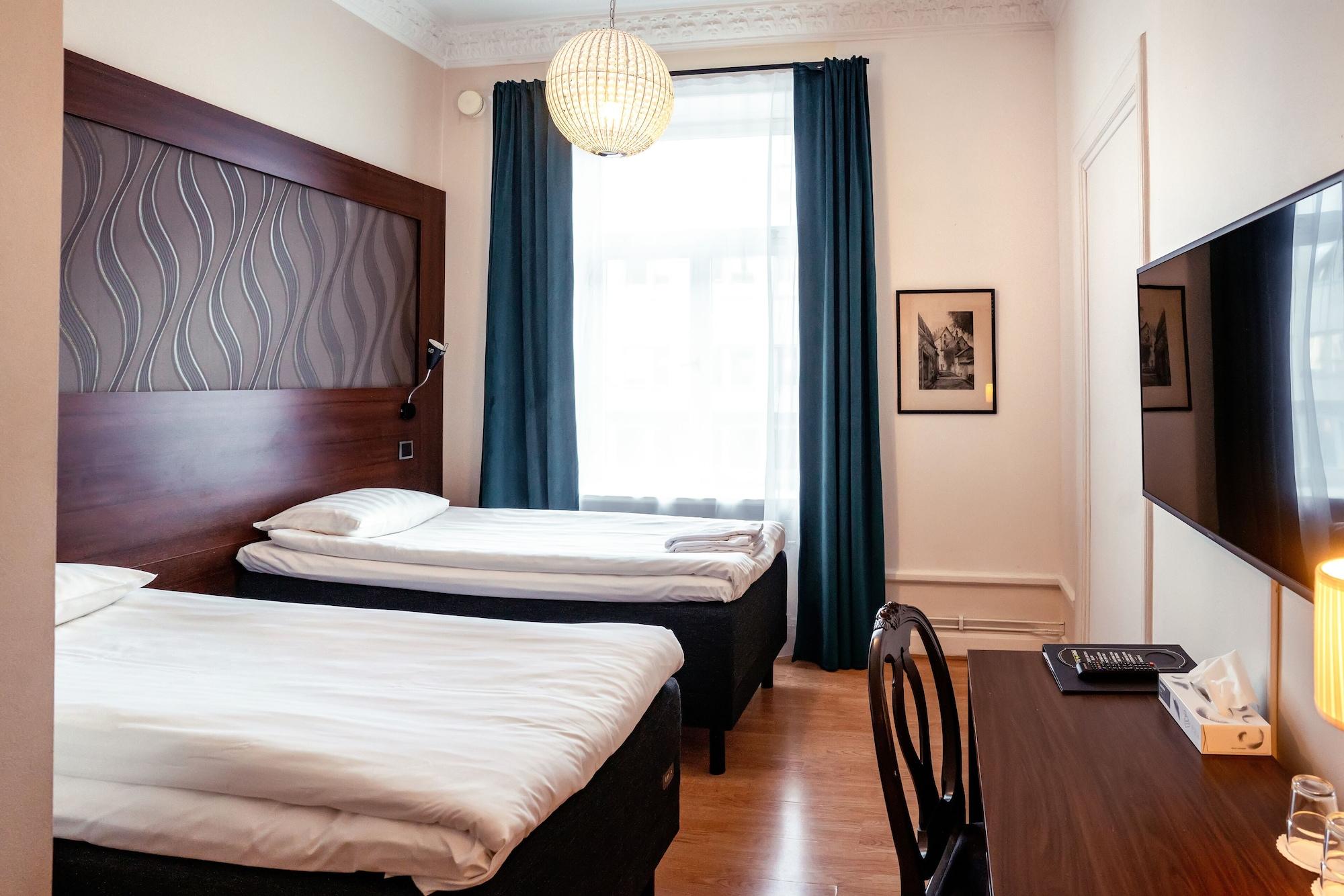 Hotel Queen's By First