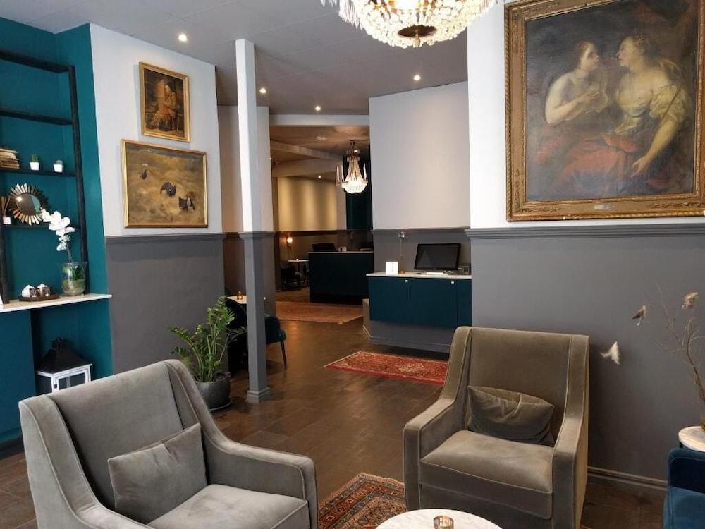 Hotel Queen's By First