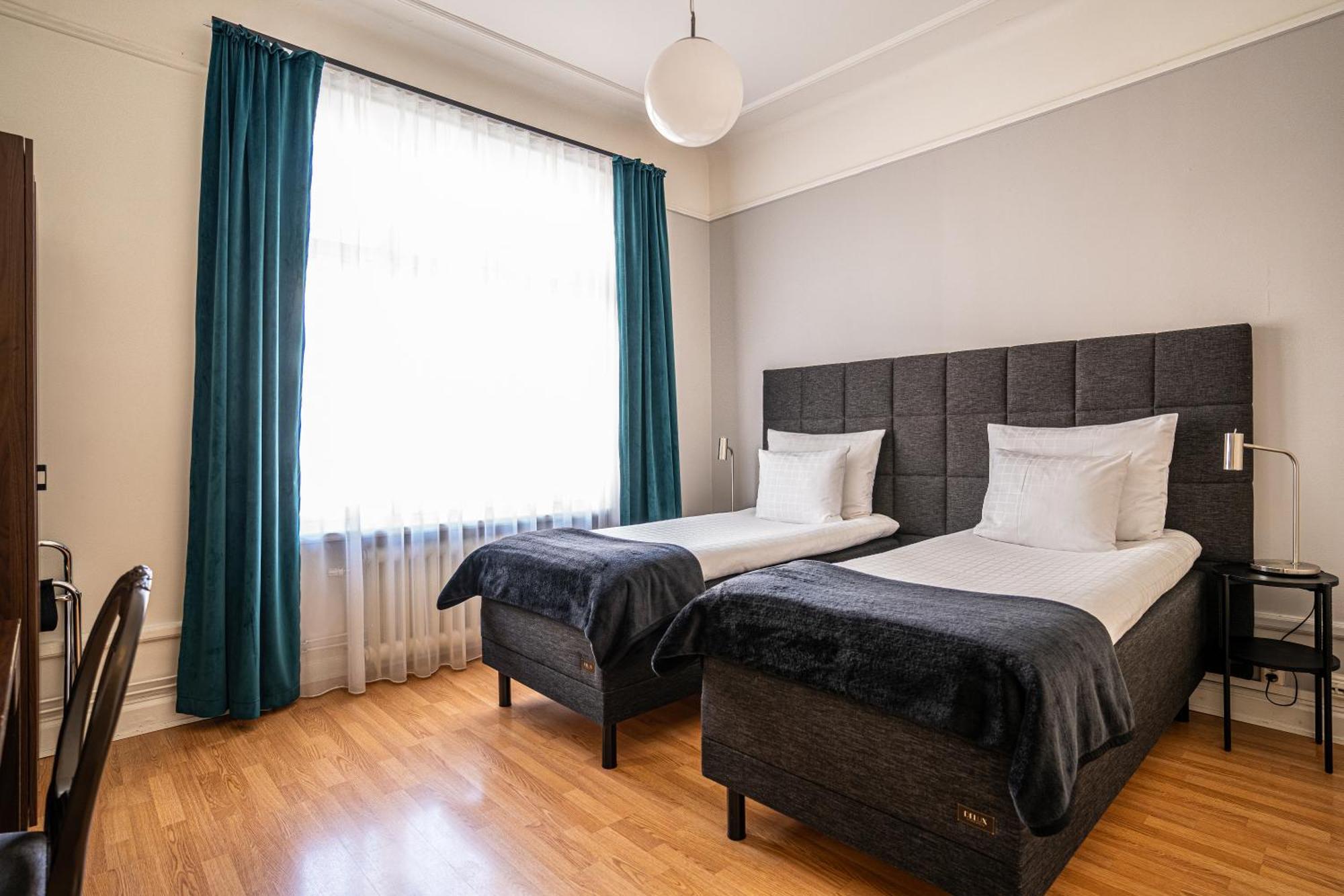 Hotel Queen's By First