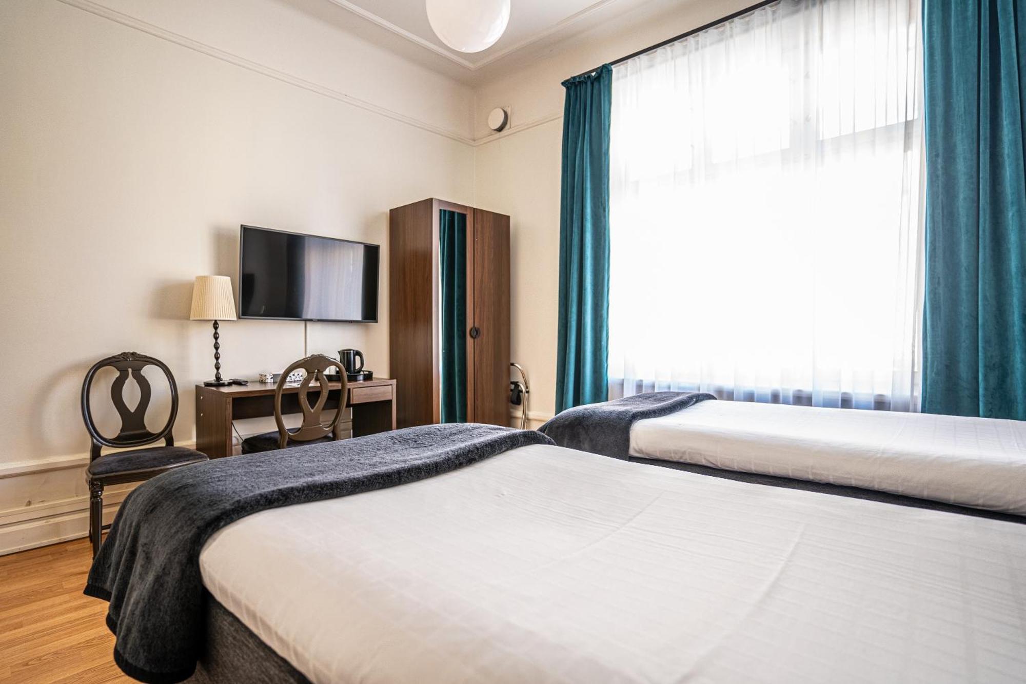 Hotel Queen's By First