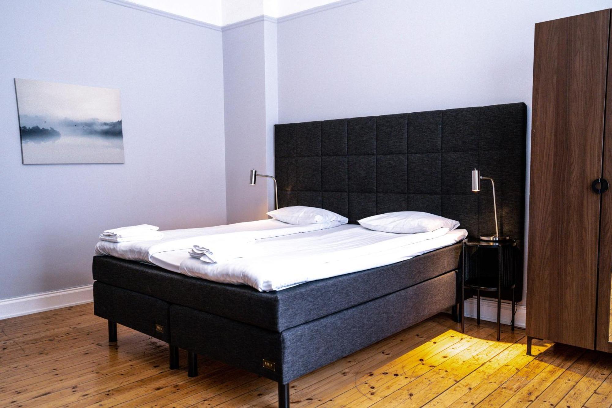 Queen's By First Stockholm